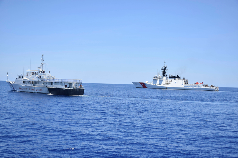 US and Philippine coast guard cutters in the South China Sea